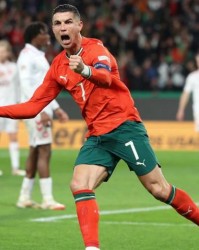 C罗怼记者：提了问题请看着我，别盯着电脑